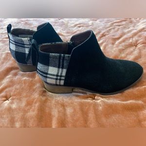 TOMS Womens size 7.5 black and plaid booties